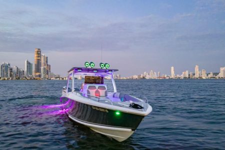 Private Boat to Cholon Island Day Party and Jet Ski Experience in Cartagena, Colombia